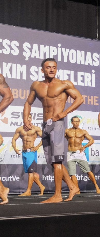 Burak Kabacık 2023 mens physique müsabakasında sahnede